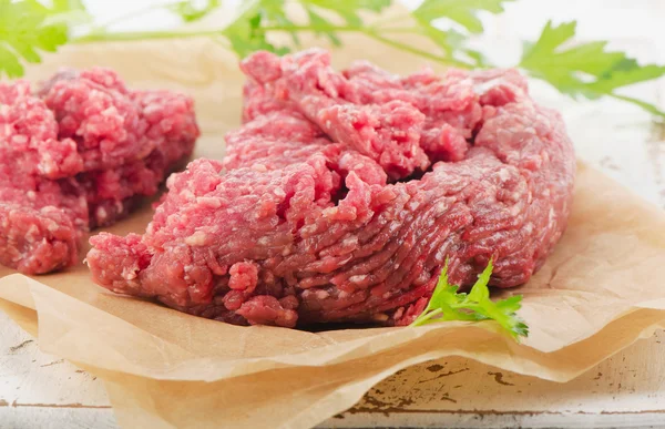Nyers darált marhahús, friss fűszernövények. — Stock Fotó