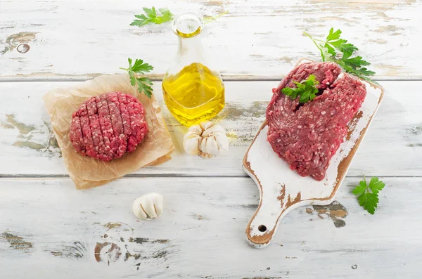 Polpette di carne macinata cruda — Foto Stock