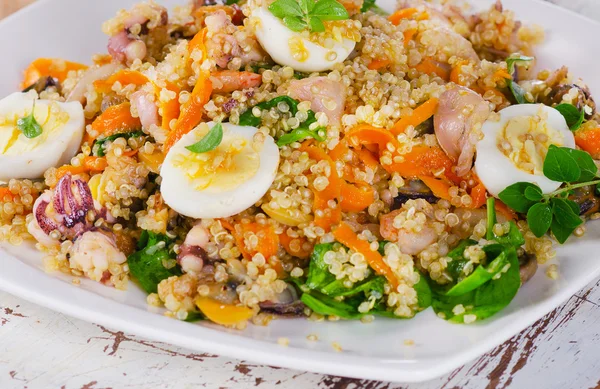 Ensalada mixta de mariscos con quinua . —  Fotos de Stock