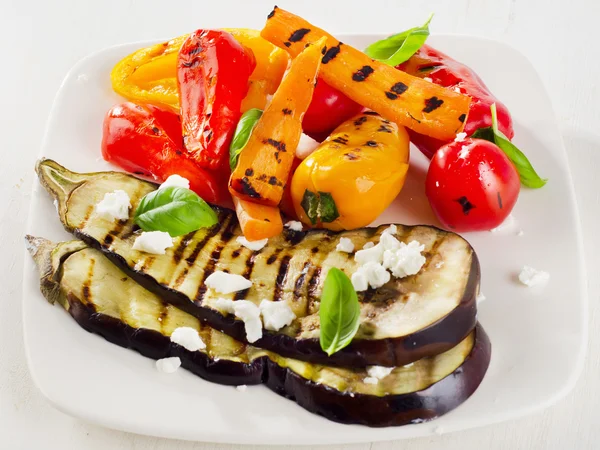 Verduras a la parrilla en un plato. —  Fotos de Stock