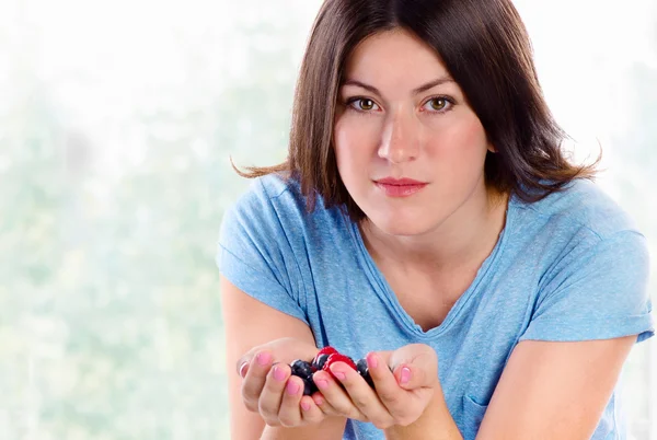 Vrouw met gezond ontbijt. — Stockfoto