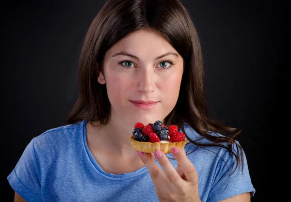 Jeune femme mangeant une tarte douce — Photo