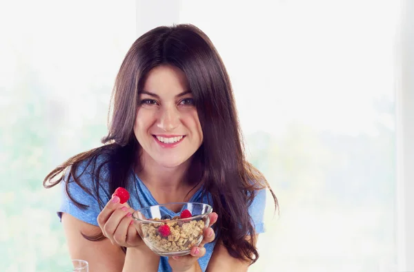 Mujer con desayuno saludable . — Foto de Stock