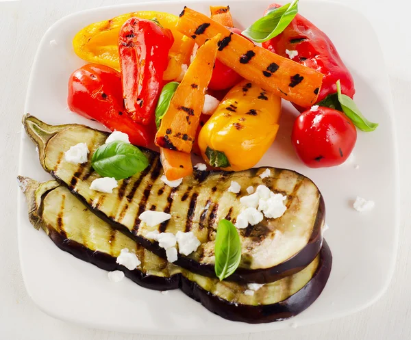 Légumes grillés sur assiette . — Photo