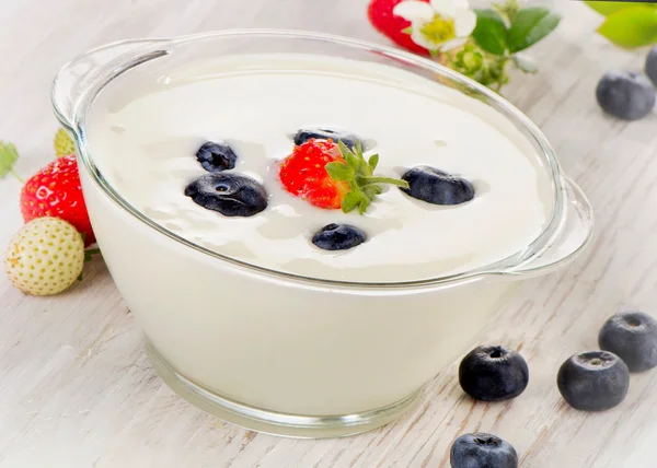 Yogurt with berries - healthy breakfast. — Stock Photo, Image