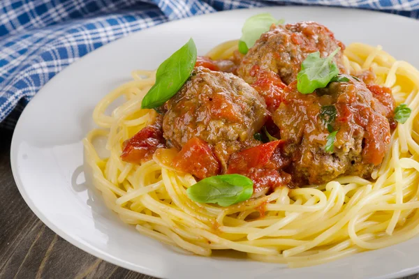 Massa com carne, molho de tomate, legumes . — Fotografia de Stock