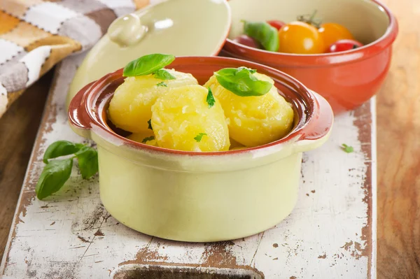 Gekookte aardappelen met kruiden in kom. — Stockfoto