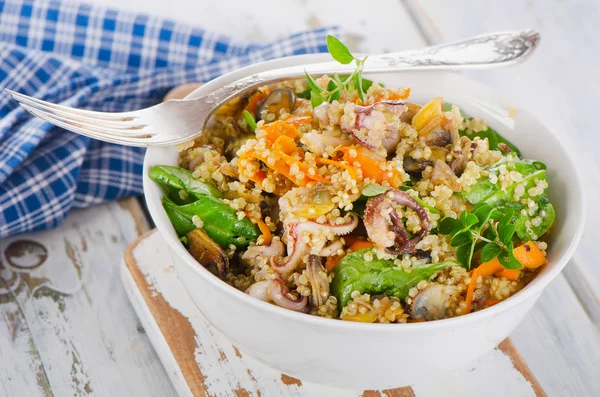 Salada com quinoa e frutos do mar em tigela . — Fotografia de Stock