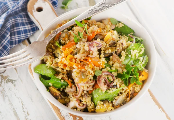 Salada com quinoa e frutos do mar em uma tigela . — Fotografia de Stock
