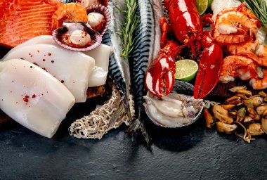 Çeşitli taze deniz ürünleri ve otlar. Taze balık ve deniz ürünleri düzenlemesi. Üst görünüm.