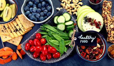 Sağlıklı dengeli diyet kavramı. Zengin lif kaynaklarının seçimi vejetaryen gıdadır. Sebze, meyve, tohum ve fındık. Üst görünüm.