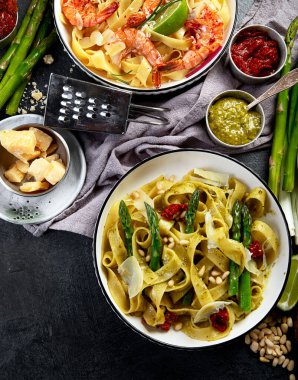 İtalyan makarnası. Etli domates soslu spagetti, deniz ürünleri makarnası, arka planda vejetaryen makarna. Üst görünüm.