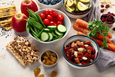 Sağlıklı dengeli diyet kavramı. Zengin lif kaynaklarının seçimi vejetaryen gıdadır. Sebze, meyve, tohum ve fındık. Üst görünüm.