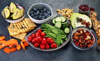 Sağlıklı dengeli diyet kavramı. Zengin lif kaynaklarının seçimi vejetaryen gıdadır. Sebze, meyve, tohum ve fındık. Üst görünüm.