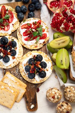Meyveli, fındıklı ve kuru meyveli sağlıklı çerez tabağı. Gurme organik yiyecekler, temiz yiyecekler, bitki bazlı protein, vegan diyeti. Üst görünüm.