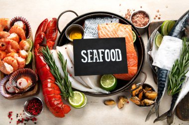 Çeşitli taze deniz ürünleri ve otlar. Taze balık ve deniz ürünleri düzenlemesi. Üst görünüm.