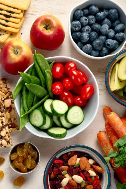 Sağlıklı dengeli diyet kavramı. Zengin lif kaynaklarının seçimi vejetaryen gıdadır. Sebze, meyve, tohum ve fındık. Üst görünüm.