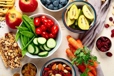 Sağlıklı dengeli diyet kavramı. Zengin lif kaynaklarının seçimi vejetaryen gıdadır. Sebze, meyve, tohum ve fındık. Üst görünüm.