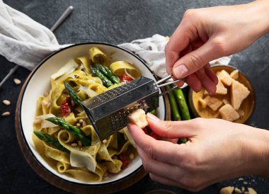 Fesleğenli ve çam fıstıklı makarna ve beyaz tabak. Geleneksel İtalyan tarifine göre koyu arkaplanda fituçin al pesto makarna. Üst görünüm