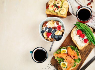 Kahvaltıda farklı malzemelerle hazırlanmış çeşitli sandviçler. Üst Manzara. Vejetaryen yemeği.
