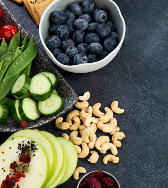 Sağlıklı dengeli diyet kavramı. Zengin lif kaynaklarının seçimi vejetaryen gıdadır. Sebze, meyve, tohum ve fındık. Üst görünüm.