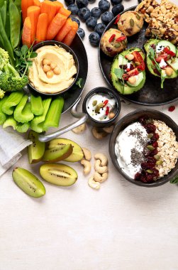 Çeşitli humus sosları. Sebzeli humus tabağı. Havuç, kereviz çubukları. Vejetaryen ve geleneksel humus hafif bir arka planda sağlıklı ve vejetaryen atıştırmalığı gibidir. Üst görünüm.