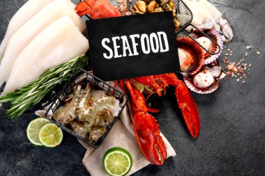 Çeşitli taze deniz ürünleri ve otlar. Taze balık ve deniz ürünleri düzenlemesi. Üst görünüm.