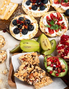 Meyveli, fındıklı ve kuru meyveli sağlıklı çerez tabağı. Gurme organik yiyecekler, temiz yiyecekler, bitki bazlı protein, vegan diyeti. Üst görünüm.