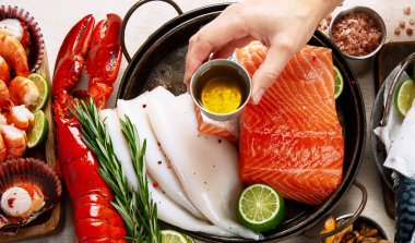 Çeşitli taze deniz ürünleri ve otlar. Taze balık ve deniz ürünleri düzenlemesi. Üst görünüm.