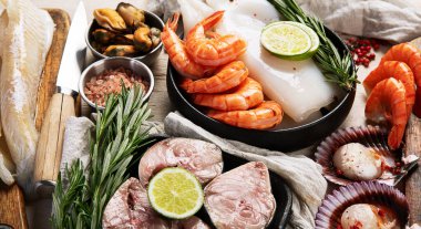 Çeşitli taze deniz ürünleri ve otlar. Taze balık ve deniz ürünleri düzenlemesi. Üst görünüm.