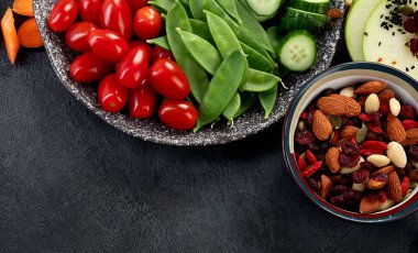 Sağlıklı dengeli diyet kavramı. Zengin lif kaynaklarının seçimi vejetaryen gıdadır. Sebze, meyve, tohum ve fındık. Üst görünüm.