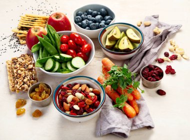 Sağlıklı dengeli diyet kavramı. Zengin lif kaynaklarının seçimi vejetaryen gıdadır. Sebze, meyve, tohum ve fındık. Üst görünüm.