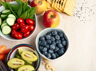 Sağlıklı dengeli diyet kavramı. Zengin lif kaynaklarının seçimi vejetaryen gıdadır. Sebze, meyve, tohum ve fındık. Üst görünüm.