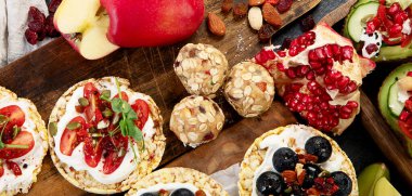 Meyveli, fındıklı ve kuru meyveli sağlıklı çerez tabağı. Gurme organik yiyecekler, temiz yiyecekler, bitki bazlı protein, vegan diyeti. Üst görünüm.