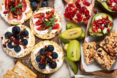 Meyveli, fındıklı ve kuru meyveli sağlıklı çerez tabağı. Gurme organik yiyecekler, temiz yiyecekler, bitki bazlı protein, vegan diyeti. Üst görünüm.