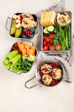 Çeşitli sağlıklı besleyici yemekler. Metal kutularda hafif arka planda sağlıklı atıştırmalık kavramı. Üst görünüm.