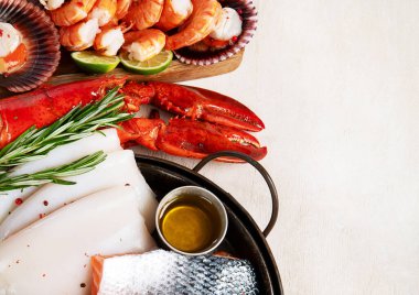 Çeşitli taze deniz ürünleri ve otlar. Taze balık ve deniz ürünleri düzenlemesi. Üst görünüm.