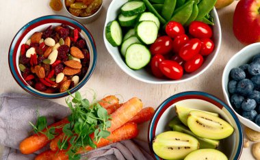 Sağlıklı dengeli diyet kavramı. Zengin lif kaynaklarının seçimi vejetaryen gıdadır. Sebze, meyve, tohum ve fındık. Üst görünüm.