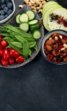 Sağlıklı dengeli diyet kavramı. Zengin lif kaynaklarının seçimi vejetaryen gıdadır. Sebze, meyve, tohum ve fındık. Üst görünüm.