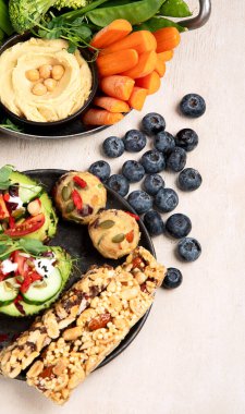 Çeşitli humus sosları. Sebzeli humus tabağı. Havuç, kereviz çubukları. Vejetaryen ve geleneksel humus hafif bir arka planda sağlıklı ve vejetaryen atıştırmalığı gibidir. Üst görünüm.