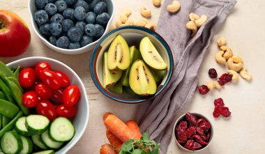 Sağlıklı dengeli diyet kavramı. Zengin lif kaynaklarının seçimi vejetaryen gıdadır. Sebze, meyve, tohum ve fındık. Üst görünüm.