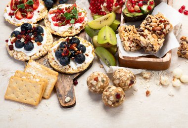 Meyveli, fındıklı ve kuru meyveli sağlıklı çerez tabağı. Gurme organik yiyecekler, temiz yiyecekler, bitki bazlı protein, vegan diyeti. Üst görünüm.