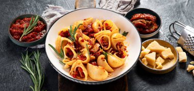 Salsa di Pomodori usulü makarna, domates soslu makarna. Arka planda zengin domates soslu klasik makarna. Üst görünüm.