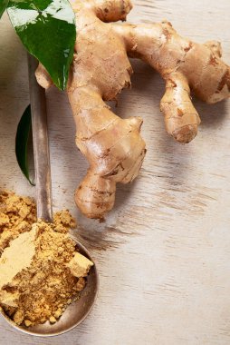 Hafif arka planda taze zencefil. Kuru zencefil. Dilimlenmiş zencefil, zencefil kökü. Üst Manzara. Dokunulmazlık için geleneksel alternatif tıp