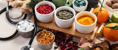 Alternatif tıp. Bütünsel yaklaşım. Hafif bir arka planda şifalı bitkiler ve çiçekler. Üst görünüm.