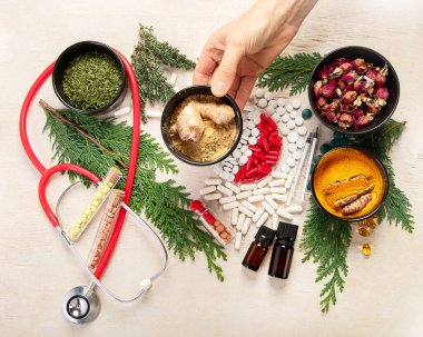 Hafif bir arka planda ilaç, hap ve şifalı ot bileşimi. Üst görünüm.