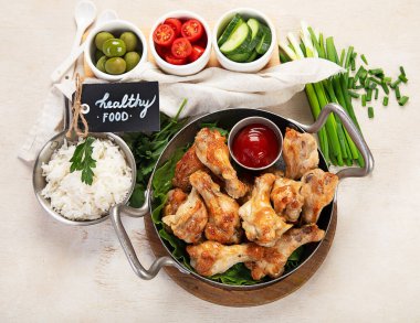 Hafif arka planda pilavlı taze kızarmış tavuk kanadı. Sağlıklı beslenme. Tio görünümü.