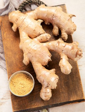 Hafif arka planda taze zencefil. Kuru zencefil. Dilimlenmiş zencefil, zencefil kökü. Üst Manzara. Dokunulmazlık için geleneksel alternatif tıp