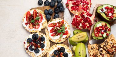 Meyveli, fındıklı ve kuru meyveli sağlıklı çerez tabağı. Gurme organik yiyecekler, temiz yiyecekler, bitki bazlı protein, vegan diyeti. Üst görünüm.