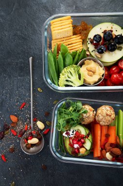 Çeşitli sağlıklı besleyici yemekleri olan beslenme çantaları. Sağlıklı abur cubur kavramı karanlık bir arka planda kutuda. Üst görünüm.
